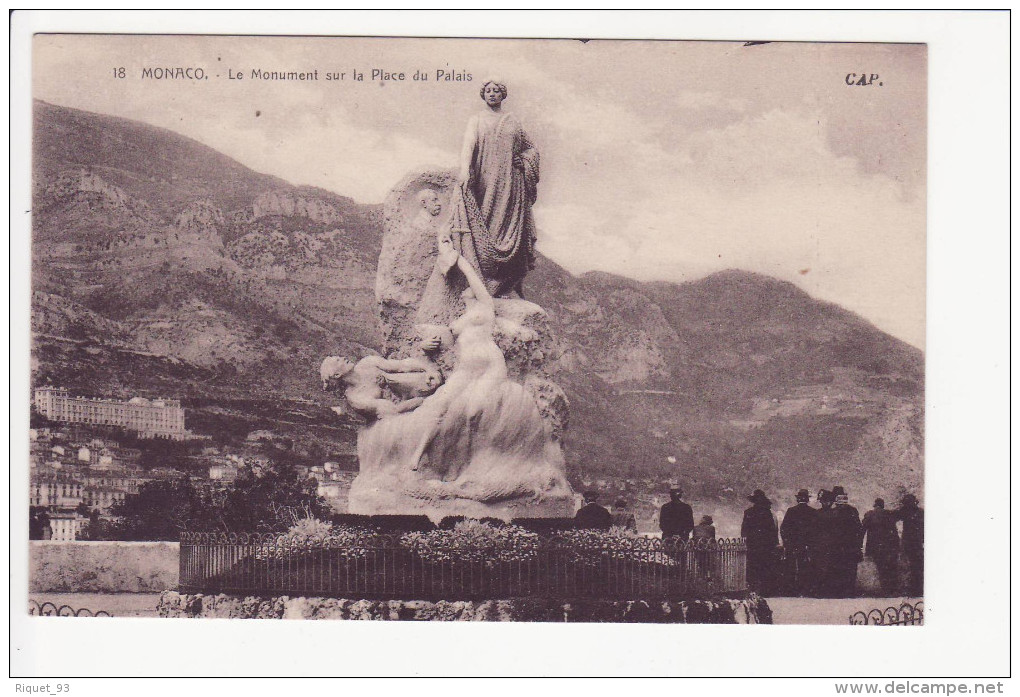 18 - MONACO - Le Monument Sur La Place Du Palais - Autres & Non Classés