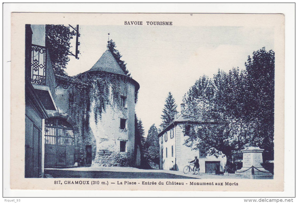 817. CHAMOUX - La Place-Entrée Du Château-Monument Aux Morts - Chamoux Sur Gelon