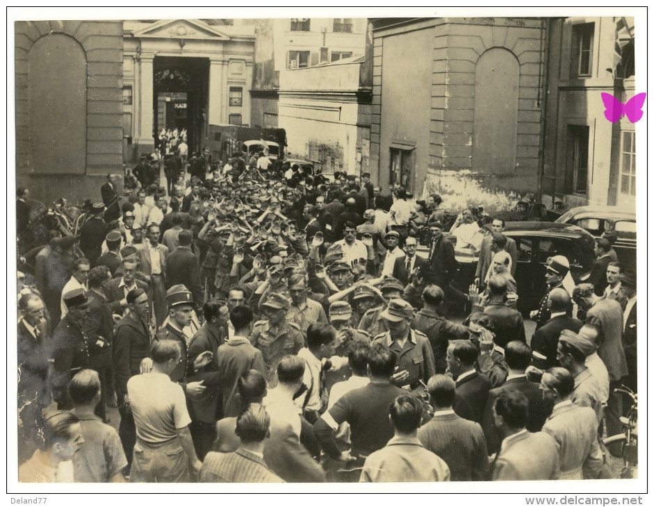 LIBERATION DE PARIS - GUERRE 39-45 - Photo LAPI 23,5x17,5 Cm - Prisonniers Allemands Sortant De La Mairie Du 9eme - Guerre, Militaire