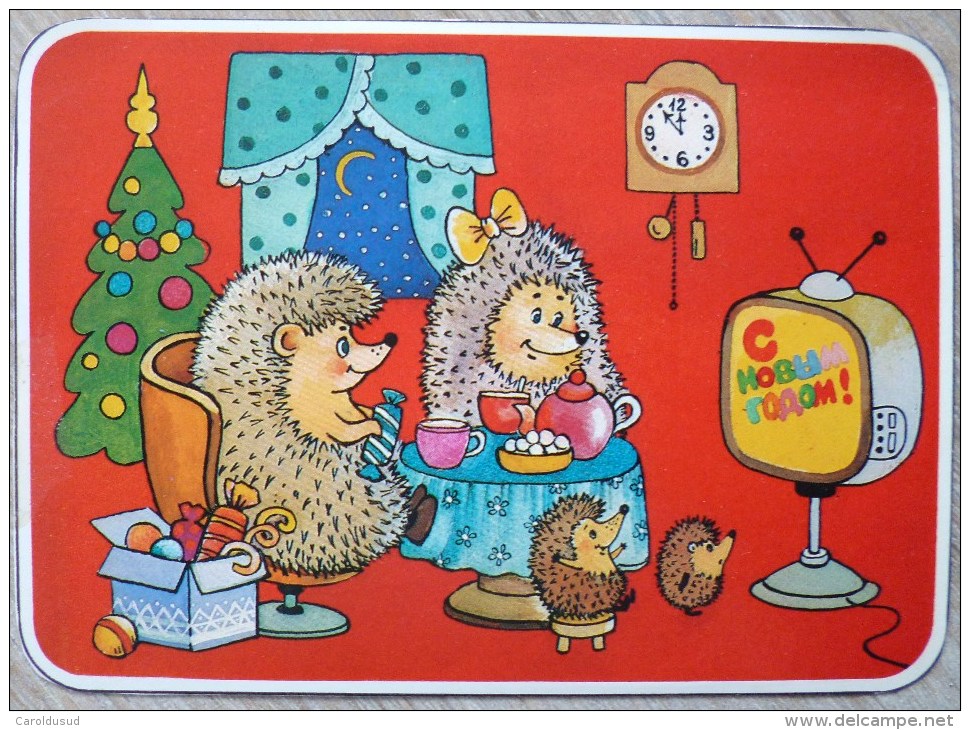 Fiche Litho Illustrateur Russe Mockba 1989 Famille Herisson Humanisé Devant Television Horloge Minuit Sapin Noel - Animales Vestidos