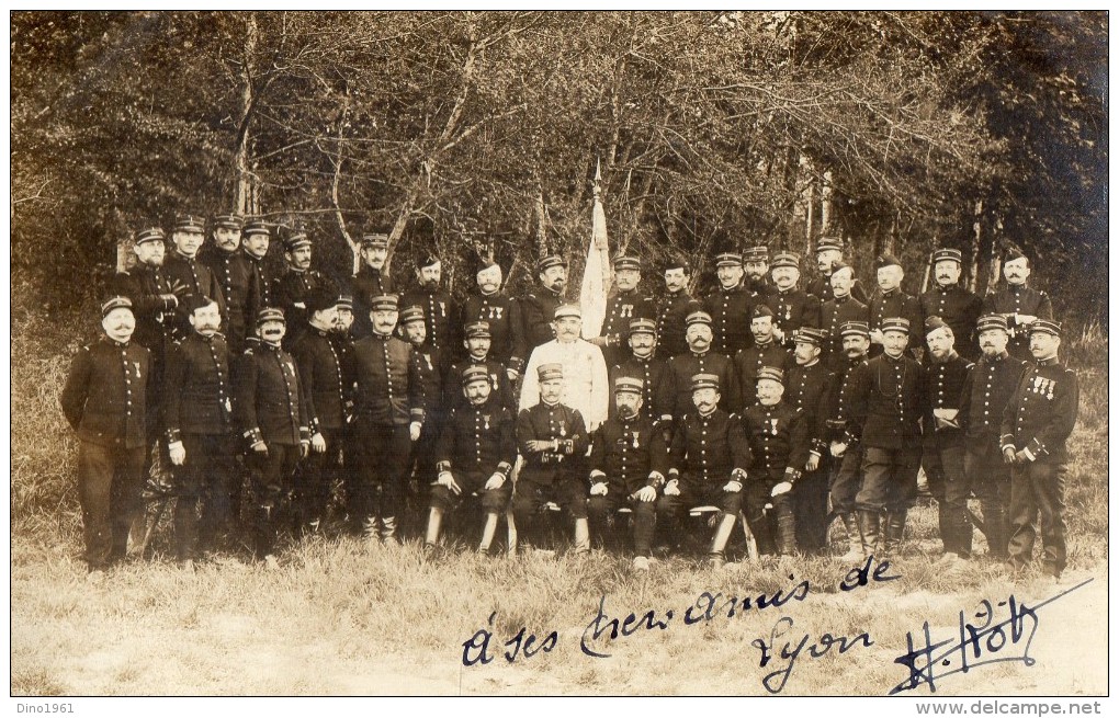 CPA 404 - MILITARIA - Carte Photo Militaire - Soldats / Militaire Du 69e Régiment - A Ses Chers Amis De LYON - Characters