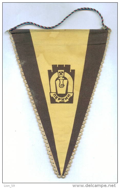 W122 / SPORT Championship " NIKOLA PETROV " 1977  PERNIK Wrestling Lutte Ringen 15.5 X 23 Cm Wimpel Fanion Flag BULGARIA - Otros & Sin Clasificación