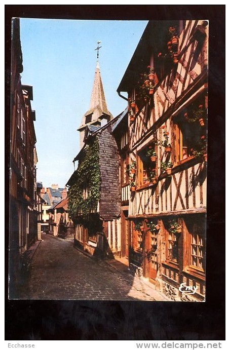 Honfleur Vieille Rue Typique Et Le Clocher Sainte Catherine - Honfleur