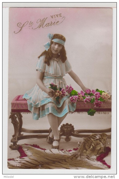 ENFANT-CHILDREN- KINDER - LITTLE GIRL - FILLETTE Avec Fleurs Et Peau De Tigre Au Sol - Vive Sainte Marie - Portraits