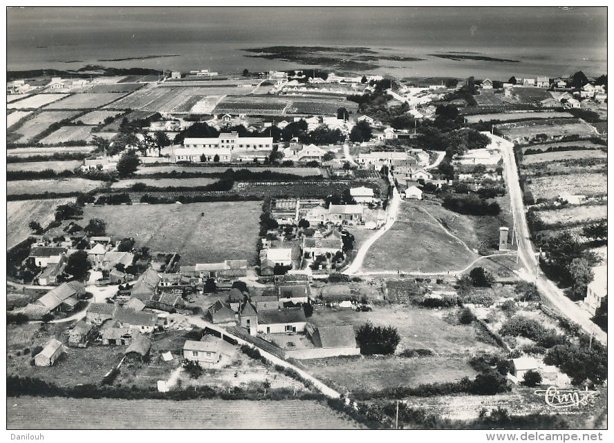 44 // LA PLAINE SUR MER   Vue Aérienne, Le Port Giraud, Colonie De Trélazé  Edit Combier  235.69 - La-Plaine-sur-Mer