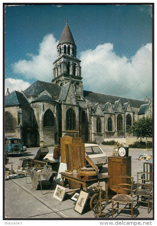 CPM 86 - POITIERS - Marché à La Brocante Devant L'église Notre-Dame-la-Grande - Poitiers