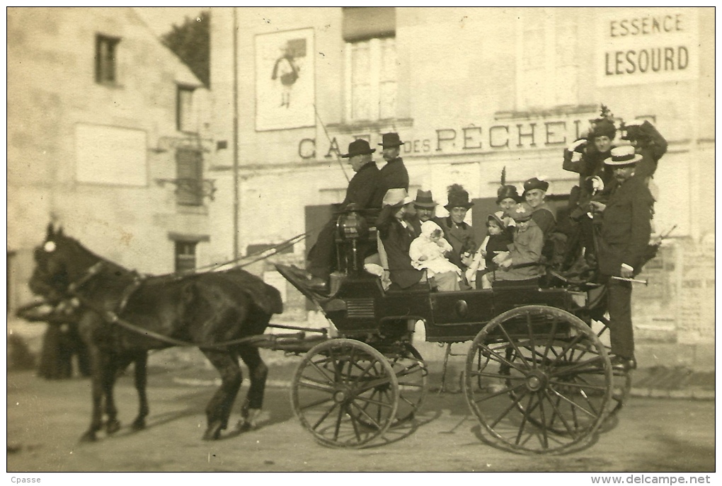 PHOTO Photographie Ancienne - Attelage Devant Le CAFE Des PÊCHEURS (panneau Essence LESOURD - Vers 37 Tours ?) - Autres & Non Classés