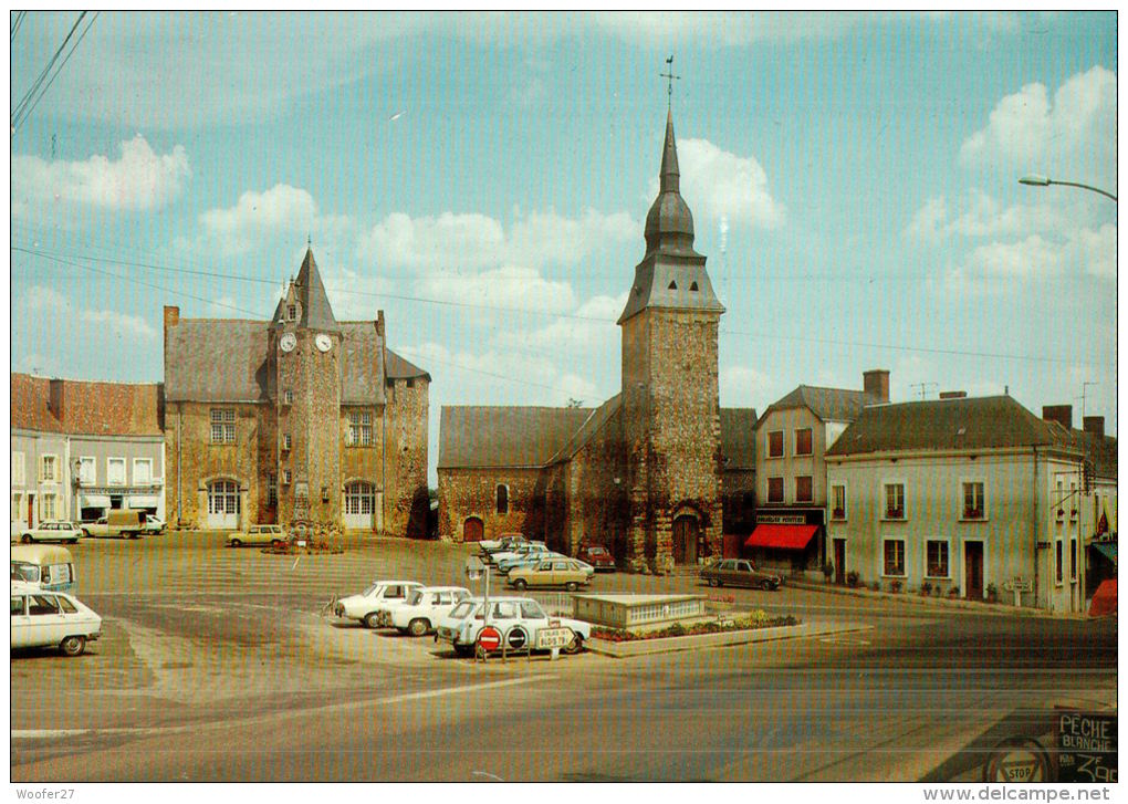 CPM BOULOIRE , La Place  Avec L'église - Bouloire