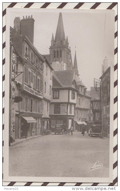 E273 VANNES CURIEUSES MAISONS DE LA PLACE HENRI IV ET LA CATHEDRALE - Vannes