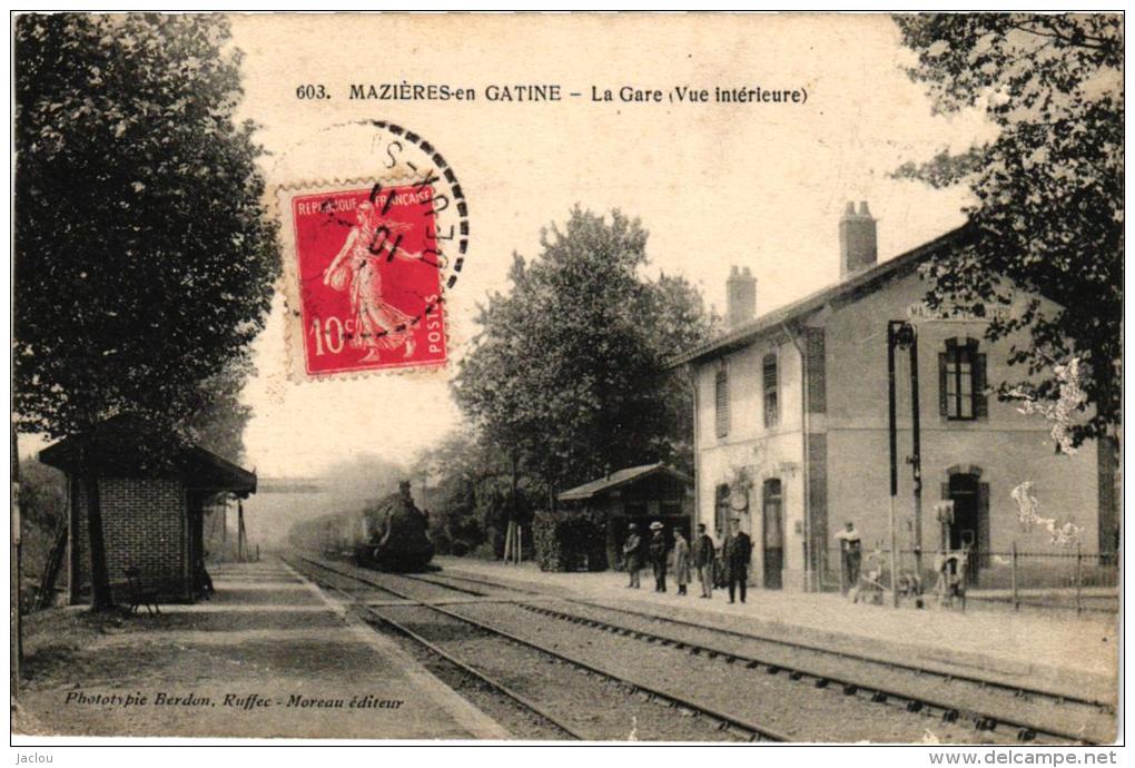 MAZIERE EN GATINE ,LA GARE ,VUE INTERIEURE,ARRIVEE DU TRAIN, PERSONNAGES REF 38325 - Mazieres En Gatine