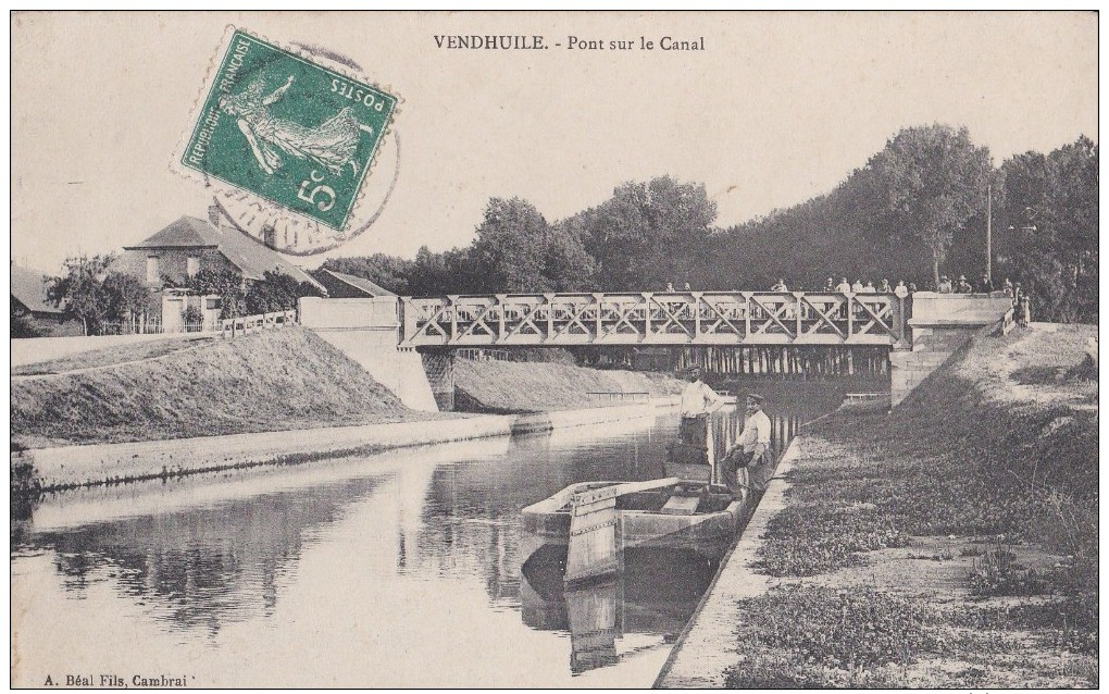 02  VENDHUILE   PONT Du CANAL De SAINT QUENTIN Animé  HOMMES Sur La Barge - Andere & Zonder Classificatie