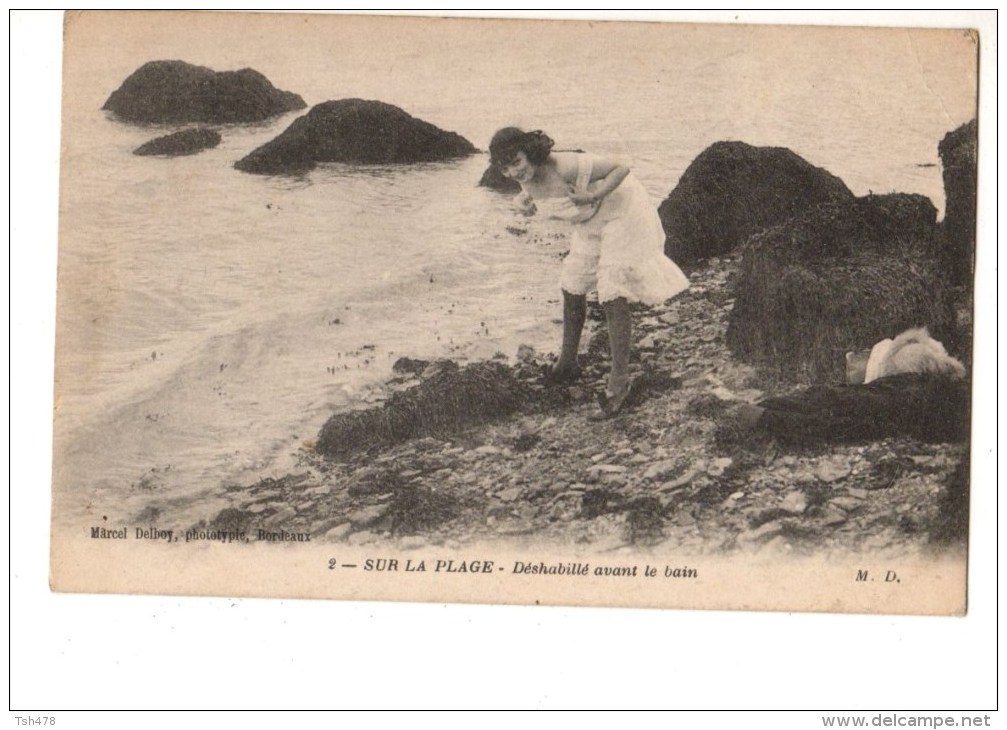 C P A---THEME--FEMMES--SUR LA PLAGE---déshabillé Avant Le Bain-----voir 2 Scans - Femmes