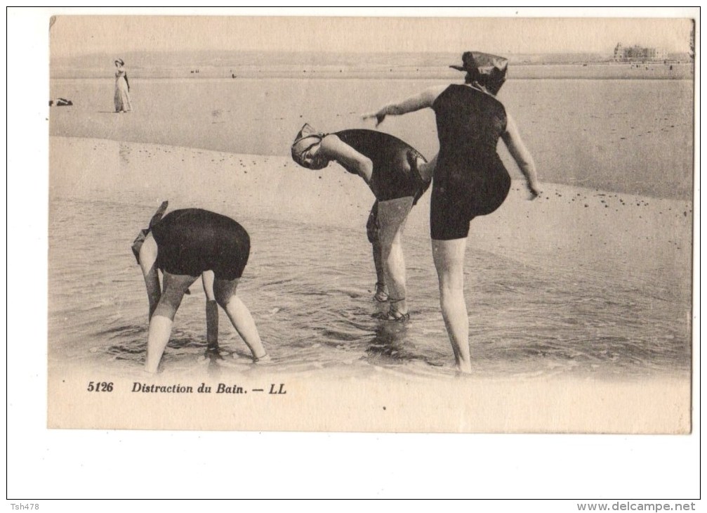 C P A---THEMES--FEMMES-------DISTRACTION DU BAIN-----voir 2 Scans - Femmes