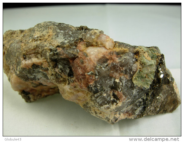APATITE (2) DANS PEGMATITE  9, X 3,5 X 4  Cm LE PECOU - Minéraux
