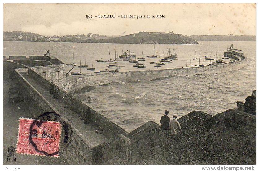 D35  SAINT- MALO  Les Remparts Et Le Môle  ..... - Saint Malo