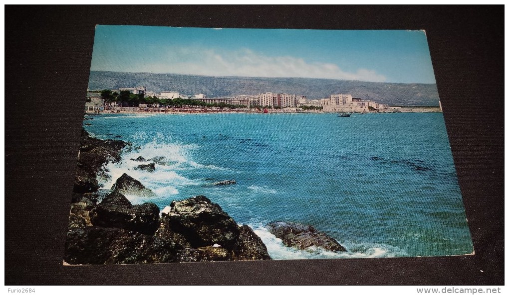 C-6092 CARTOLINA MANFREDONIA - PANORAMA E SPIAGGIA DELLA SCOGLIERA - SPIAGGIA BARCHE - Manfredonia