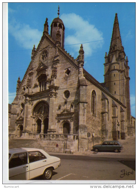 St-Calais.. Belle Vue De L'Eglise Notre-Dame.. Voitures - Saint Calais