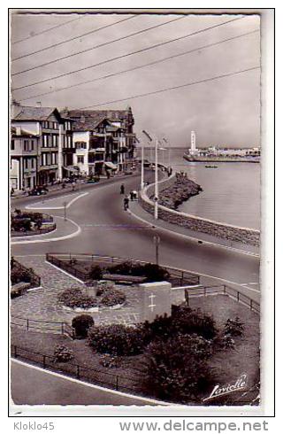 64 - Ciboure - Le Carrefour Des Evadés - Animé Vue Du Monument En Pierre Magasins Au Loin La Mer - CPSM - Ciboure