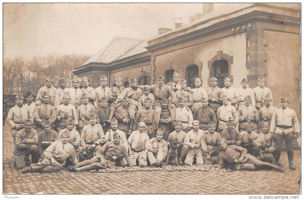 ¤¤  -  SARRELOUIS  - Carte Photo Militaire -  Soldats Devant La Caserne En 1924  -  ¤¤ - Kreis Saarlouis