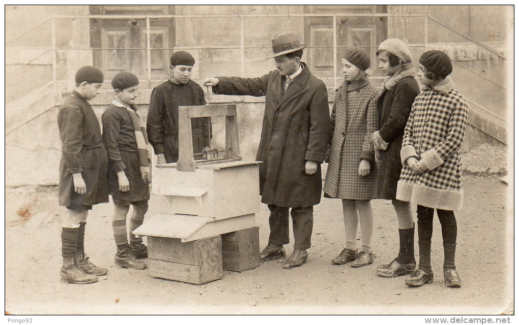 Photo Originale D´un Groupe D´adolescents Autour D´un Enseignant Qui Démontre Le Fonctionnement D´un Appareil (37.30) - Personnes Anonymes