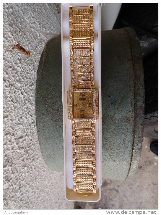 MONTRE FLR AVEC  ENTOURAGE SERTIE DE PIERRES - Horloge: Juwelen