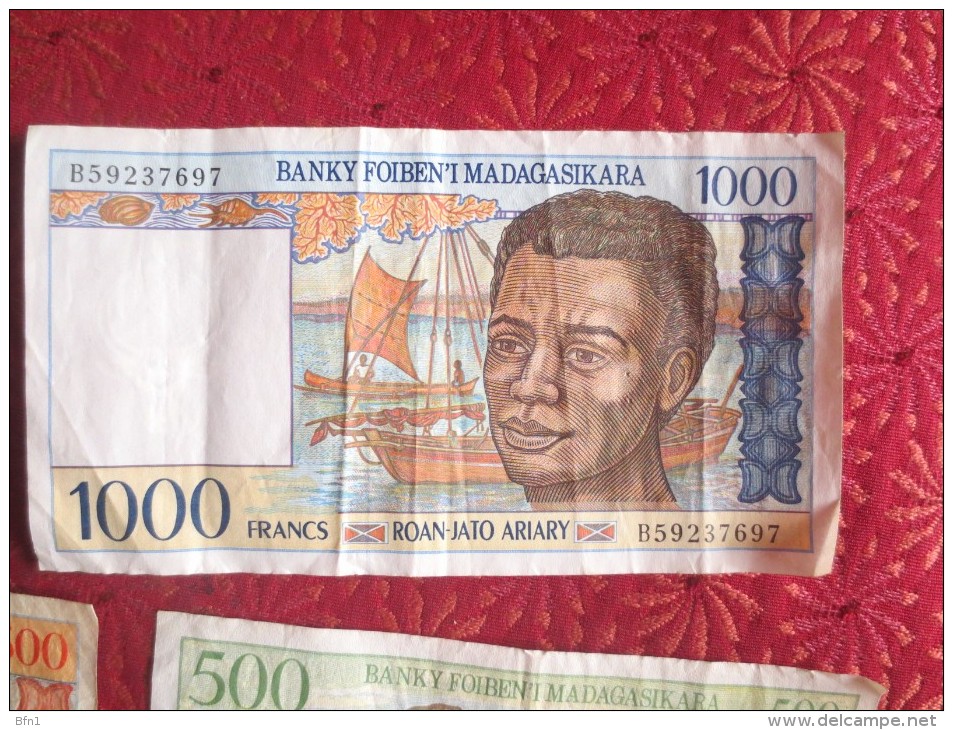 MADAGASCAR - 3 BILLETS - 2500 Francs - 1000 FRANCS - 500 FRANCS  VOIR PHOTOS - Madagascar