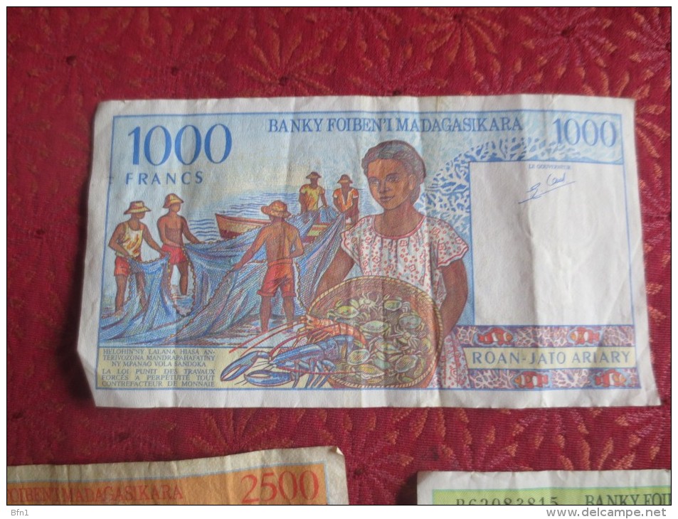 MADAGASCAR - 3 BILLETS - 2500 Francs - 1000 FRANCS - 500 FRANCS  VOIR PHOTOS