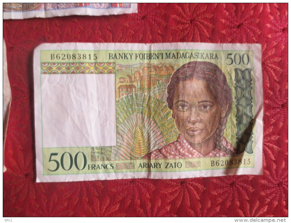MADAGASCAR - 3 BILLETS - 2500 Francs - 1000 FRANCS - 500 FRANCS  VOIR PHOTOS