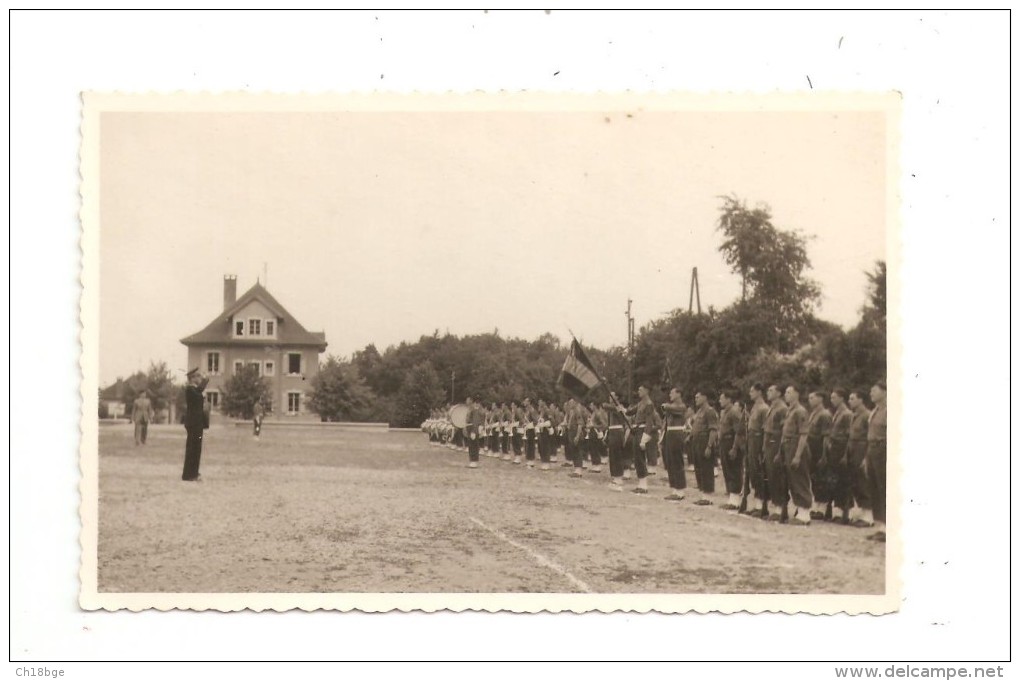 Carte Photo  :Militaria : 67 - Strasbourg ? : Militaires Dans Une Cour : Gradé Saluant Le Régiment  - Fanfare - Drapeau - Caserme