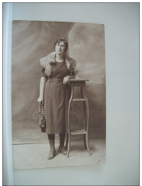 06 NICE - CARTE PHOTO FEMME APPUYEE SUR SELETTE PRISE EN STUDIO -  1921 (PHOTOGRAPHIE M. GERMOND 10 RUE DEFLY  NICE) - Altri & Non Classificati