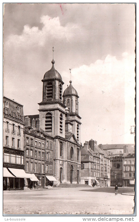 08 SEDAN - L'église Saint Charles Et La Place - Sedan