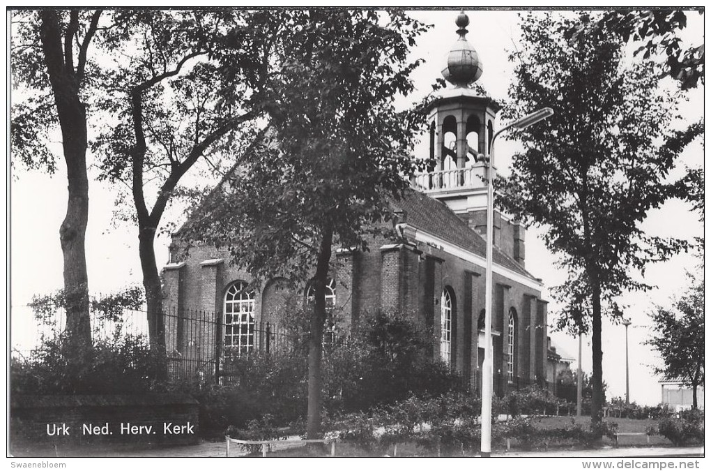 NL.- Urk. Nederland Hervormde Kerk. 2 Scans - Urk