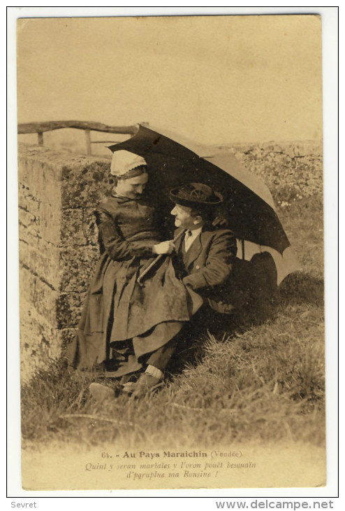 Série  AU PAYS MARAÎCHIN   Couple D´Amoureux  Discutant Sous Un Parapluie. Carte RARE - Couples