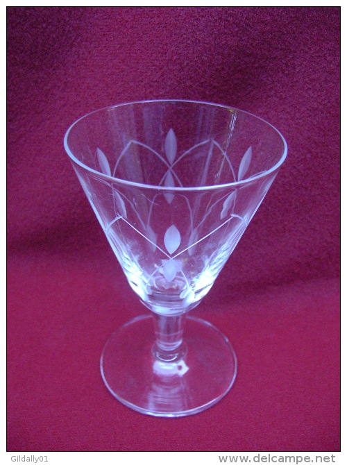 VERRE  A LIQUEUR KURSAAL JAMBE COURTE CISELE .  V.D.   Havré - Verrerie  Doyen 1909-1975. - Verre & Cristal