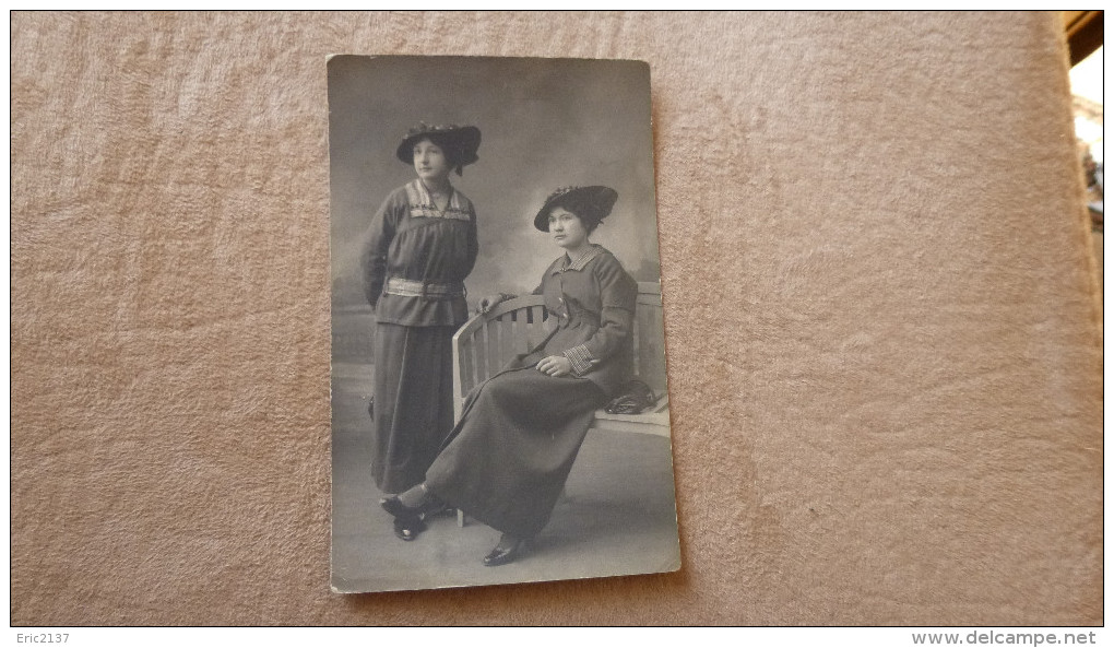 CARTE PHOTO JEUNES FEMMES AUX CHAPEAUX...POSANT. - Women