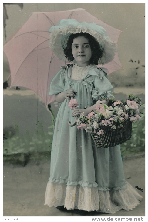 ENFANTS - LITTLE GIRL - MAEDCHEN - Jolie Carte Fantaisie Portrait Fillette Avec Chapeau Ombrelle Et Fleurs - Abbildungen