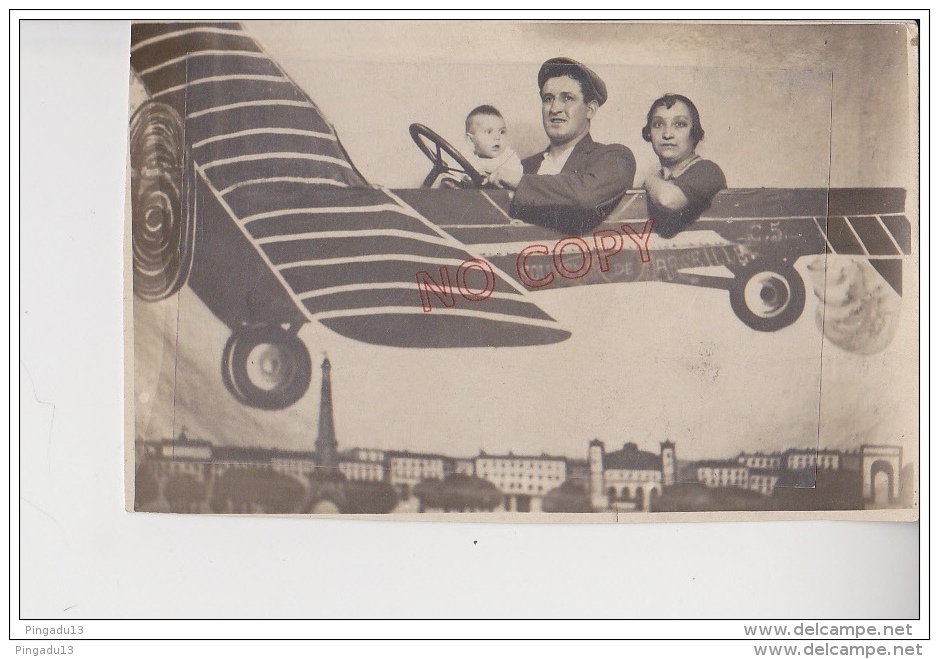 Au Plus Rapide Carte Photo Montage Trucage Surréalisme Décor Studio Avion Souvenir De Marseille On Survole... Paris! - Andere & Zonder Classificatie