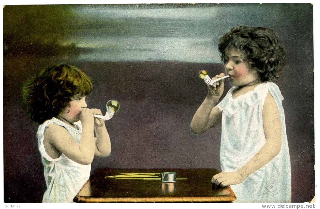 3 POSTCARDS - SAME SET - 2 YOUNG CHILDREN BLOWING BUBBLES - Children And Family Groups