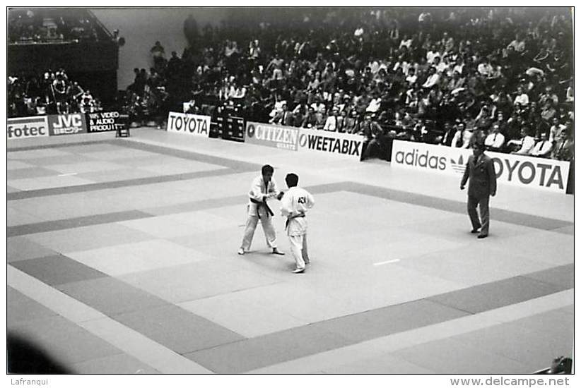 Ref A794- Arts Martiaux -judo -photo Souple Non Située- Rencontre Internationale Ou Nationale ??- Photo Bon Etat  - - Martiaux