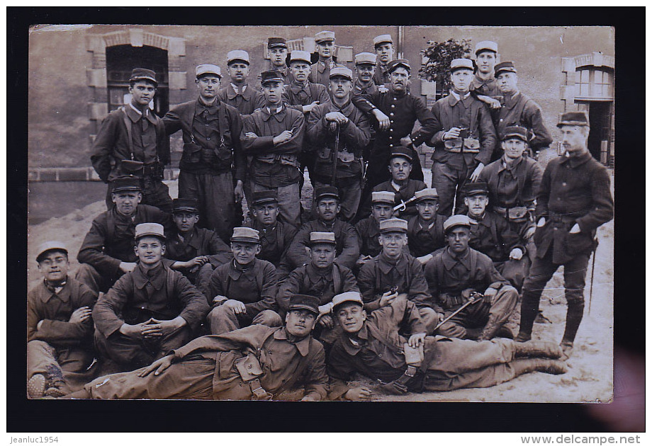 MILITAIRES DU 167 EME CP PHOTO  EN 1900 CORRESPONDANCE AU DOS - Cabarets