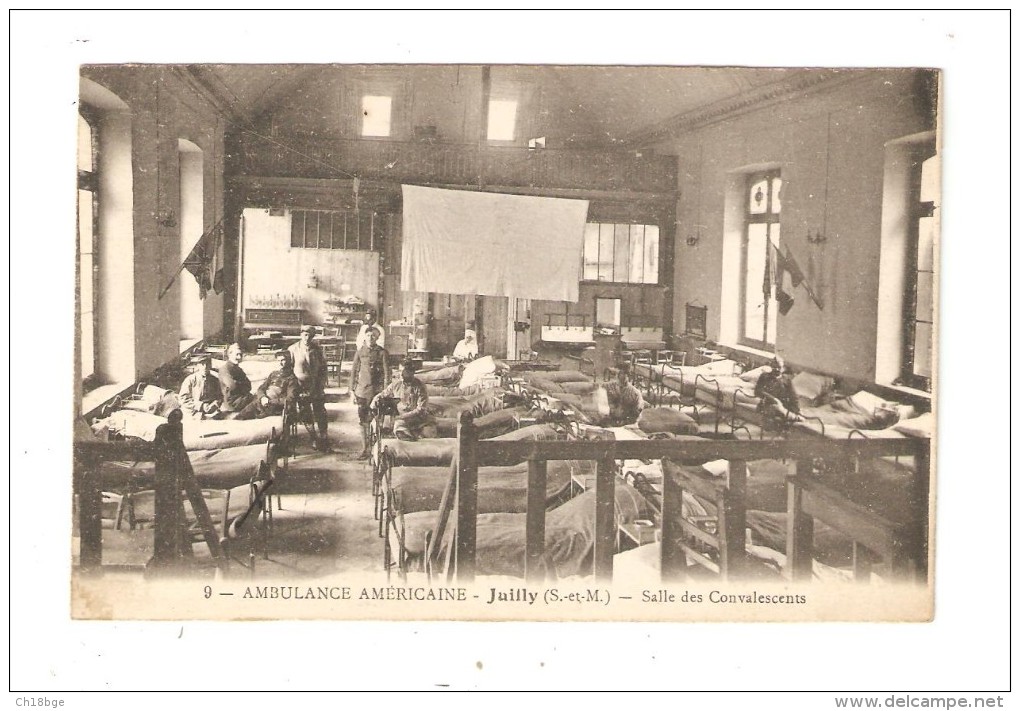 CPA Militaria : 77 - Juilly  : Ambulance Américaine : Salle Des Convalescents : Soldats Dans Un Dortoir - Drapeaux - Guerre 1914-18