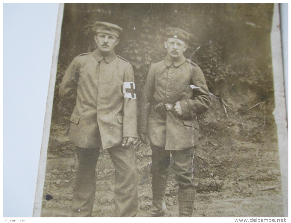 Fotokarte 1. Weltkrieg Soldaten/ Sanitäter / Rotes Kreuz Stempel: K.D. Feldpost-Exp. II Garde Reserve-Dvis. 6.6. - Uniformi