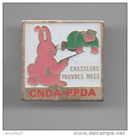 PINS PIN'S CHASSE ET PECHE ANIMAL LAPIN CNDA PPDA PAUVRES MECS  22 X 22  MMS - Animaux