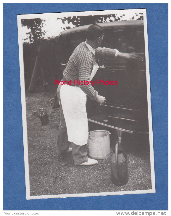 Photo Ancienne - Un Homme Nettoie Son Auto - Automobile à Identifier - Cars