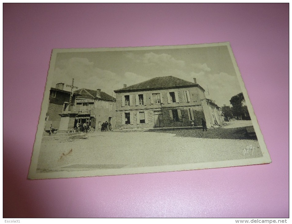 CP 82 Tarn Et Garonne  Lavit De Lomagne Place De La Poste PTT Tabac Regie   Ed Boutie Tabacs - Lavit