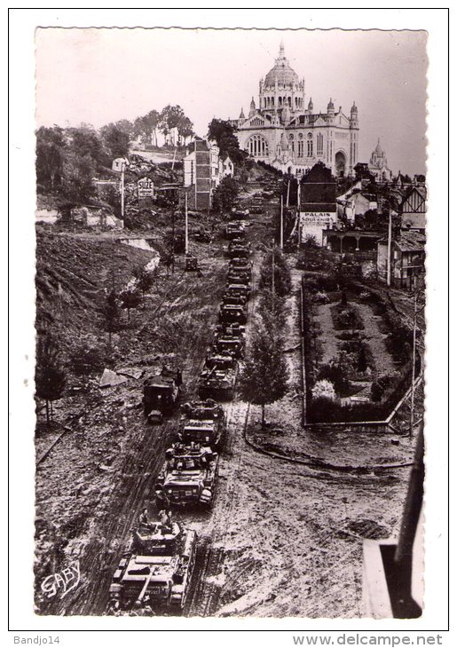 Lisieux  1944   - Entrée Des Troupes Alliées  - Colonne De Chars   -  Cpsm - Oorlog 1939-45