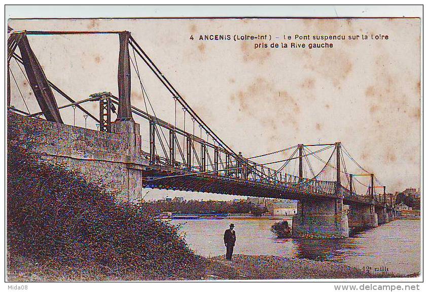 44. ANCENIS . LE PONT SUSPENDU SUR LA LOIRE PRIS DE LA RIVE GAUCHE. ANIMATION . Editions CHAPEAU - Derval