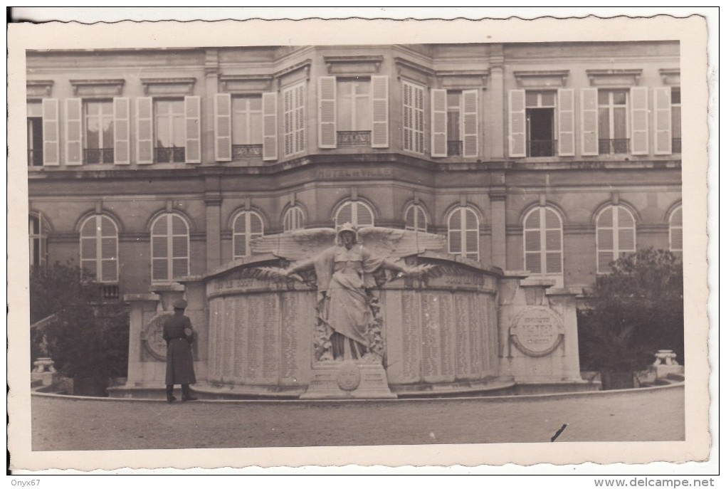 Carte Postale Photo EPERNAY (Marne)  Monument Aux Morts Avec Militaire Allemand 2 ème Guerre- - Epernay