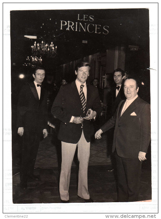 Photographie De Press Roger Moore (james Bond ) Hotel Georges 5 Paris - Other & Unclassified