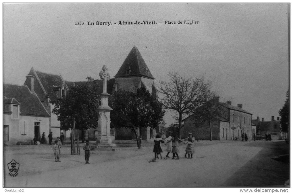 Place De L´église - Ainay-le-Vieil